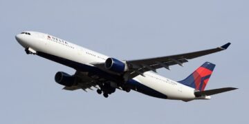 Unruly passenger allegedly assaults passengers on Delta Air Lines flight